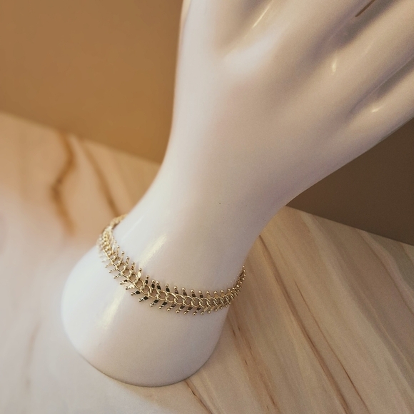 💥 18K Gold Plated Fishbone Bracelet – Waterproof & Tarnish-Resistant - Picture 2 of 14